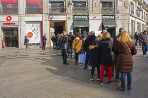 Website design for holidays: is your site ready for that spike in web traffic? Image of a line of people outside a retail store.